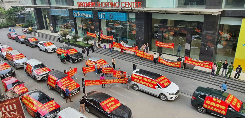 Bức xúc vì nhiều vấn đề tồn tại như chưa được cấp "sổ hồng", chủ đầu tư không bàn giao hết phí bảo trì... cư dân Discovery Complex căng băng rôn đòi quyền lợi