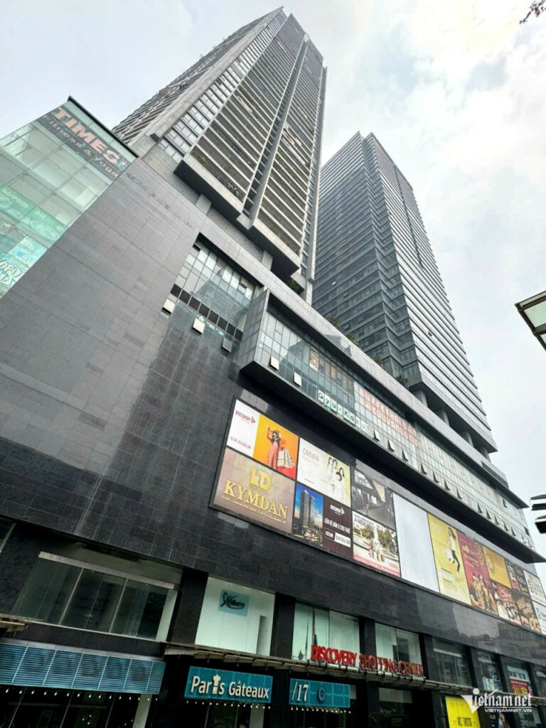 Chung cư Discovery Complex có 2 tháp chung cư và văn phòng, trong đó cư dân lo lắng vì tháp văn phòng chưa được nghiệm thu phòng cháy chữa cháy