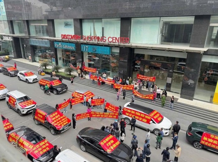 Cư dân chung cư Discovery Complex 302 Cầu Giấy bức xúc dàn hàng chục xe ô tô treo băng rôn trước dự án đòi quyền lợi