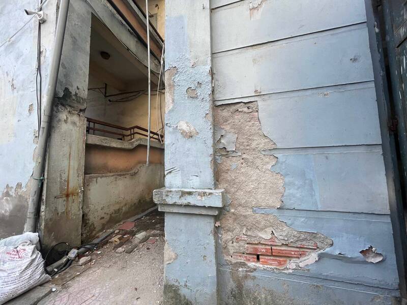 Trải qua 15 năm sử dụng, nhiều căn hộ tại khu nhà tái định cư Nam Trung Yên (quận Cầu Giấy) đã có dấu hiệu xuống cấp